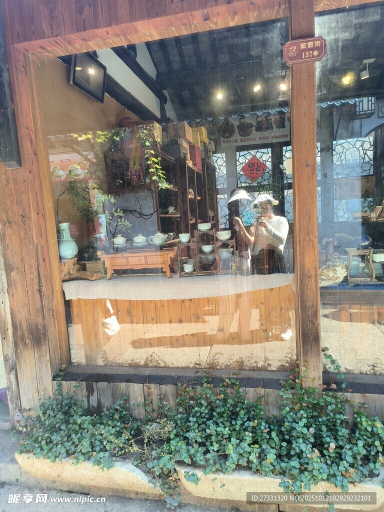 溫馨街邊咖啡店外觀