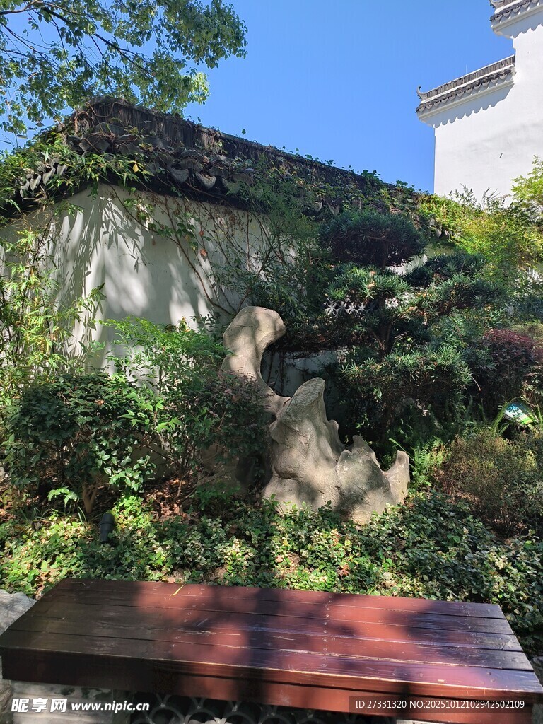 綠植環(huán)繞的戶外休閑場景