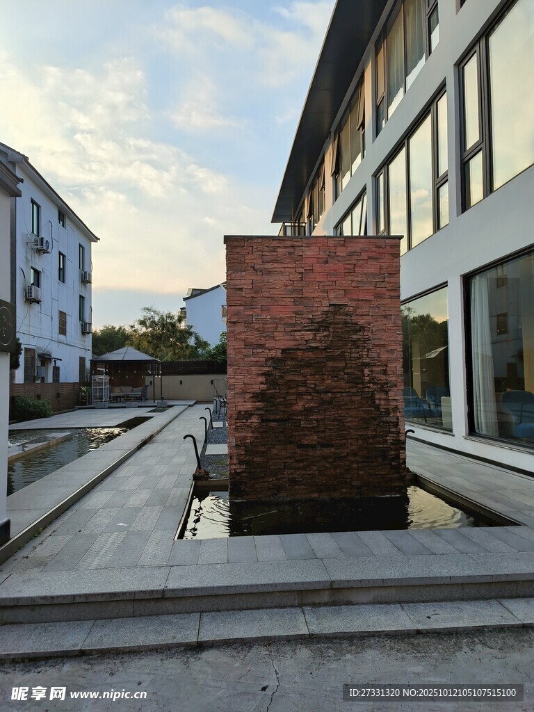 現(xiàn)代建筑旁的磚砌景觀