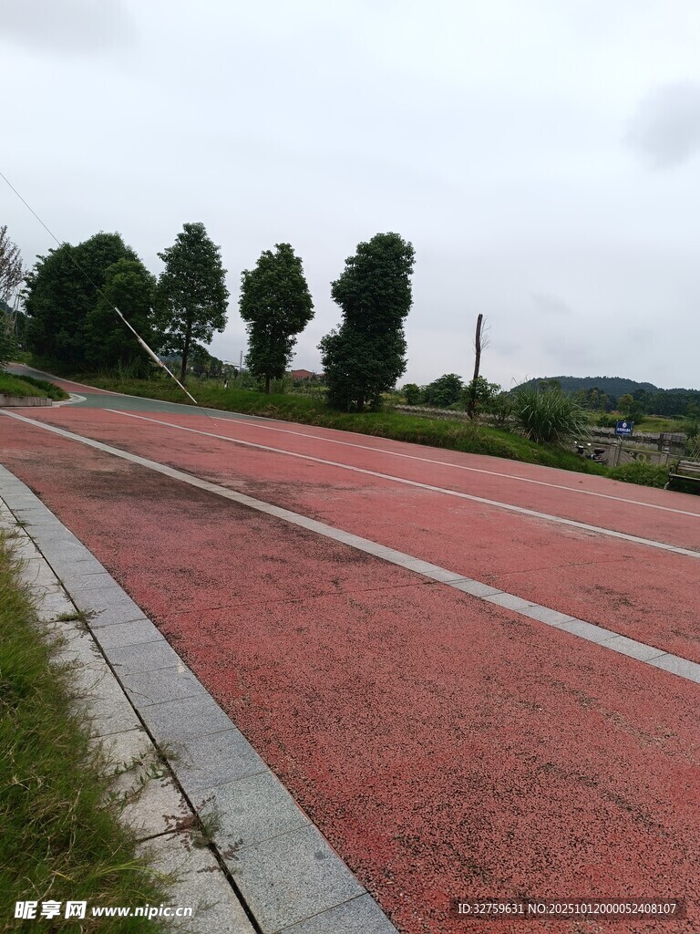 紅色跑道旁的綠樹風(fēng)景