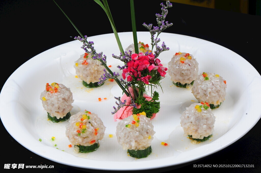 精致擺盤的特色蝦肉丸子