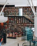 現(xiàn)代圖書館內(nèi)景展示