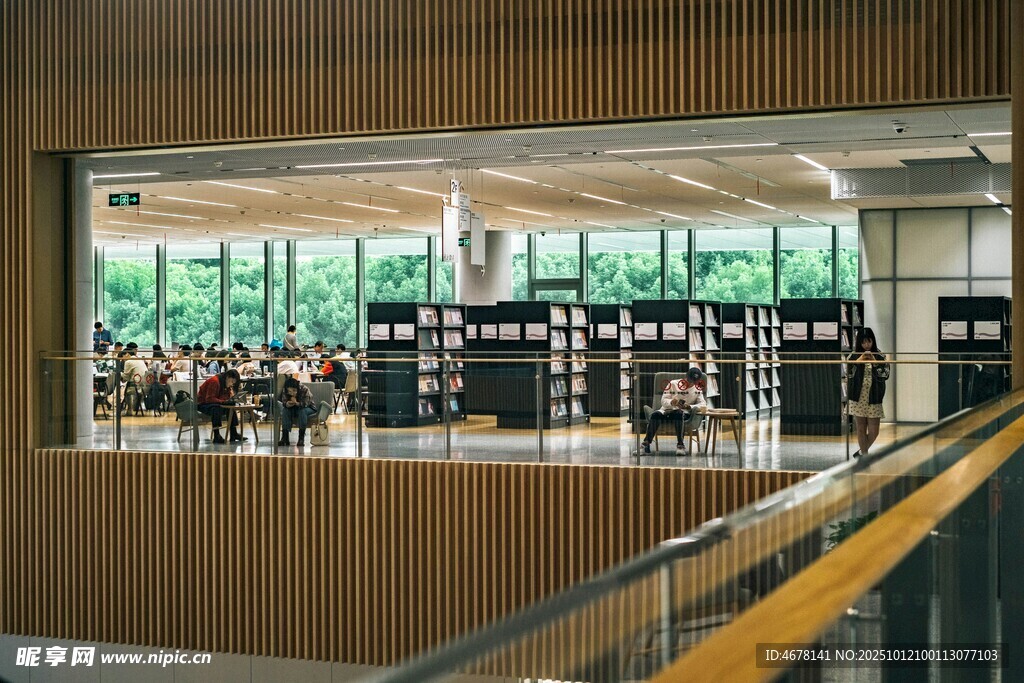 圖書館內(nèi)景書架整齊排列