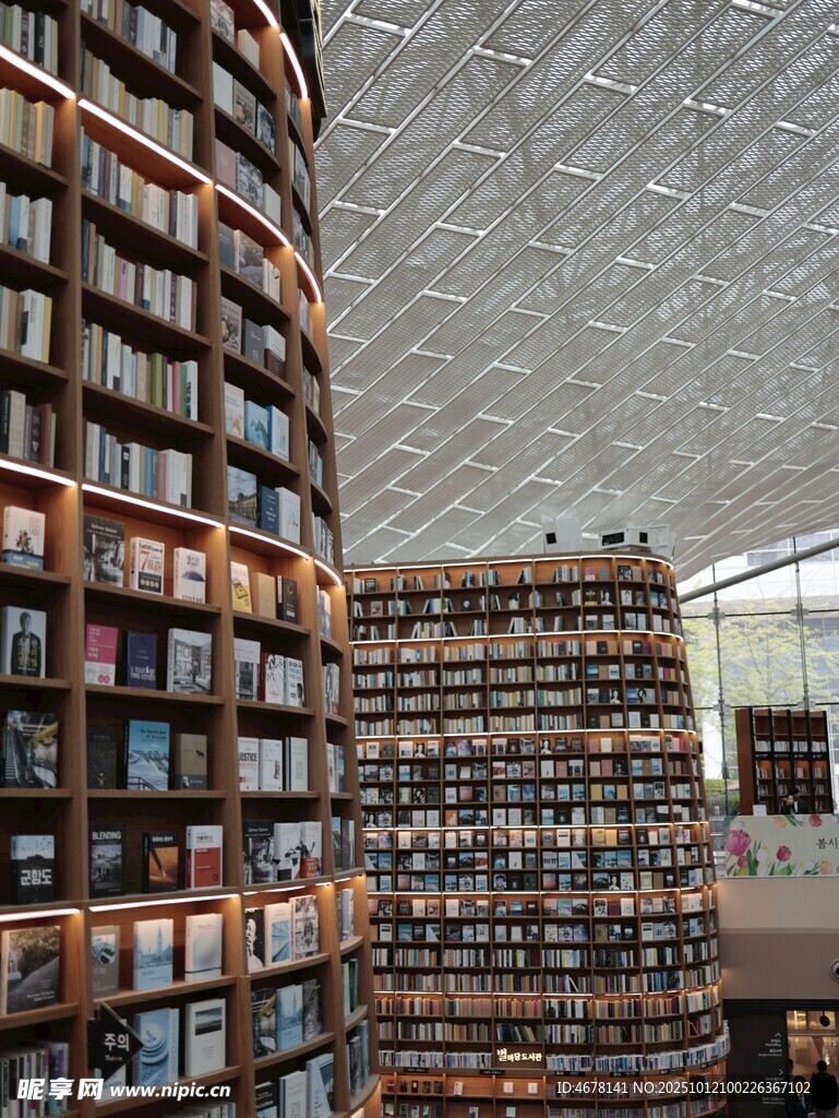 壯觀的螺旋式書架圖書館