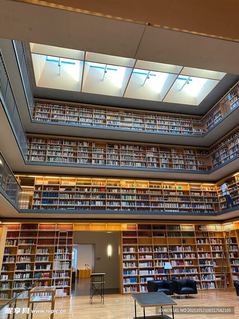 寬敞明亮的多層圖書館空間