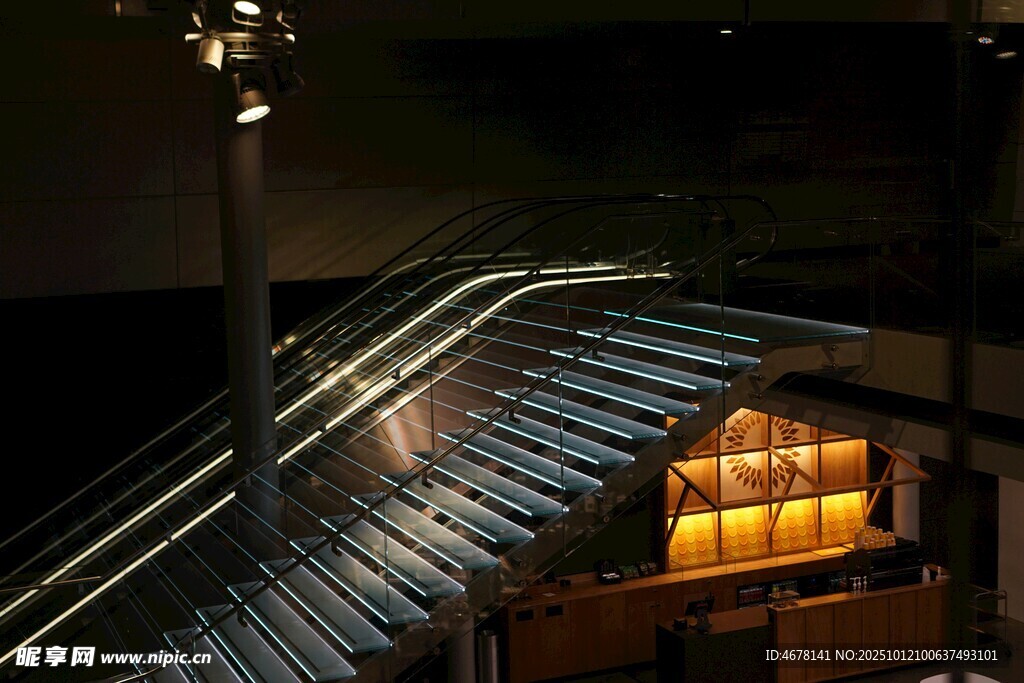 夜晚燈光下的獨(dú)特建筑景觀