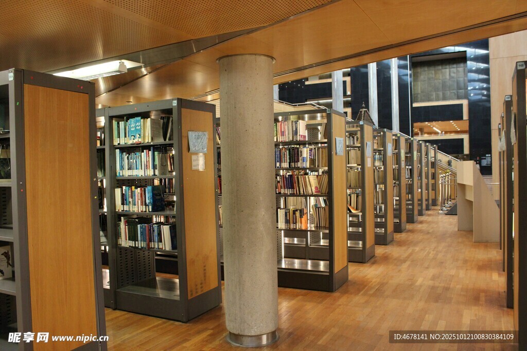 圖書館內(nèi)整齊的書架陳列