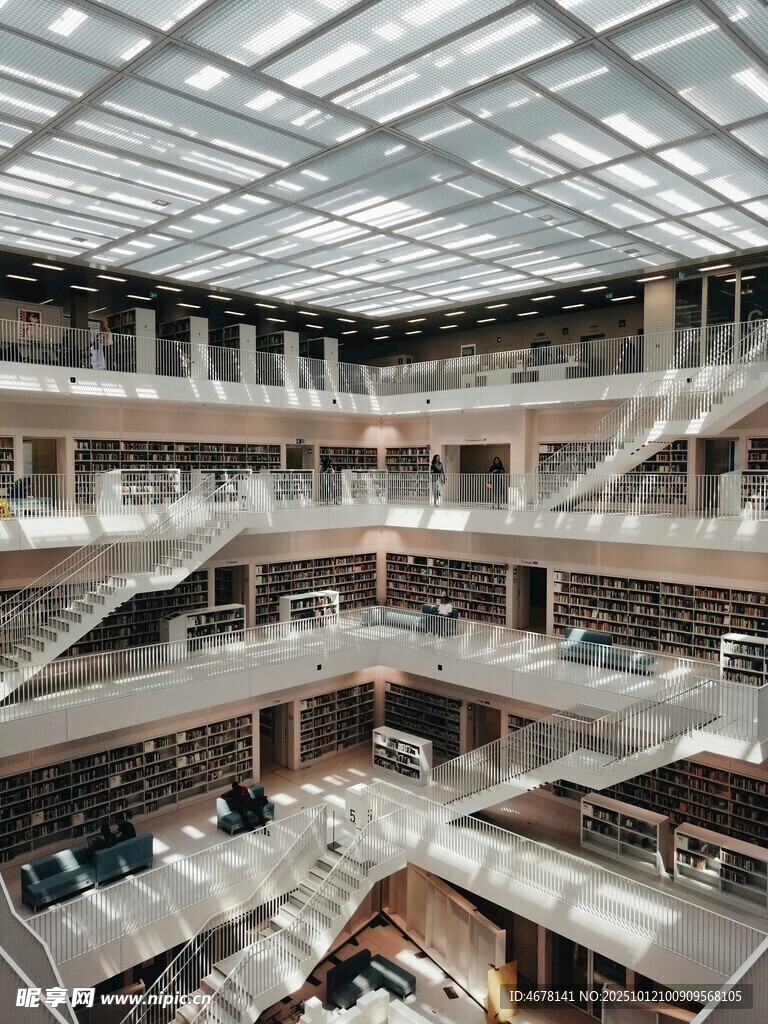 現(xiàn)代多層玻璃頂建筑內(nèi)部