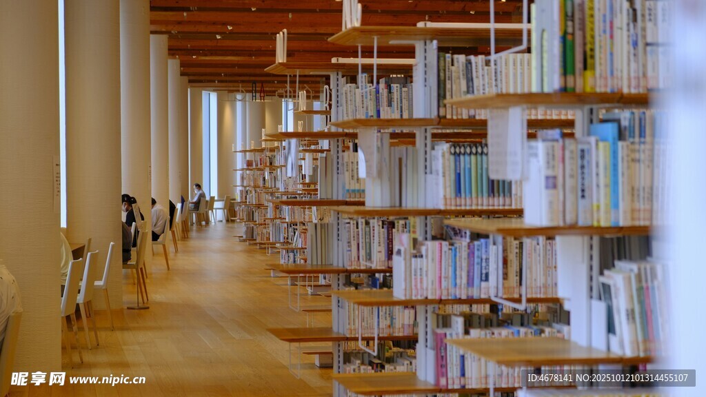 寬敞圖書館內(nèi)的書架陳列
