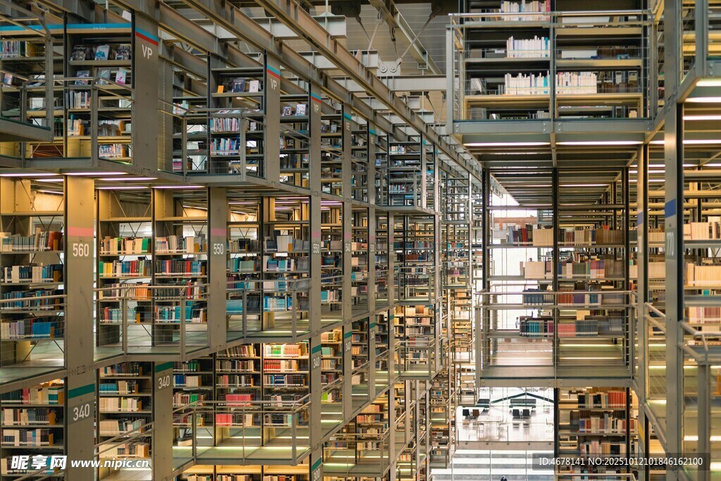 壯觀多層書架圖書館景象