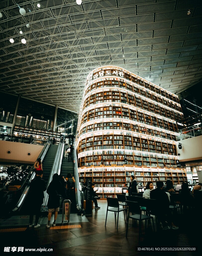 現(xiàn)代圖書館獨特螺旋書架