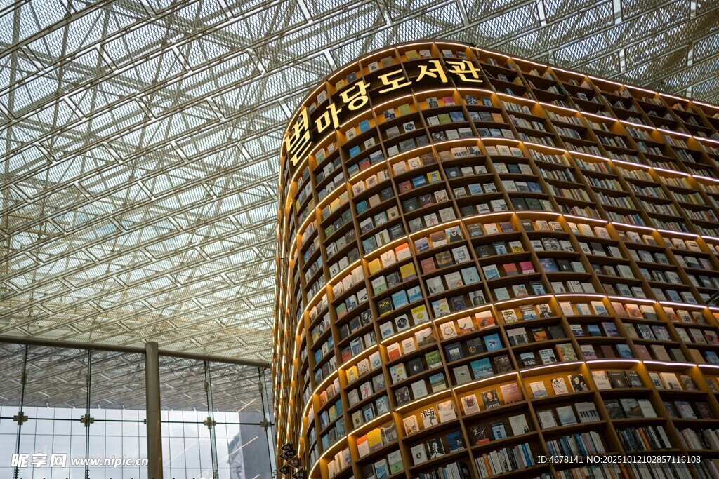 壯觀螺旋書架圖書館景象