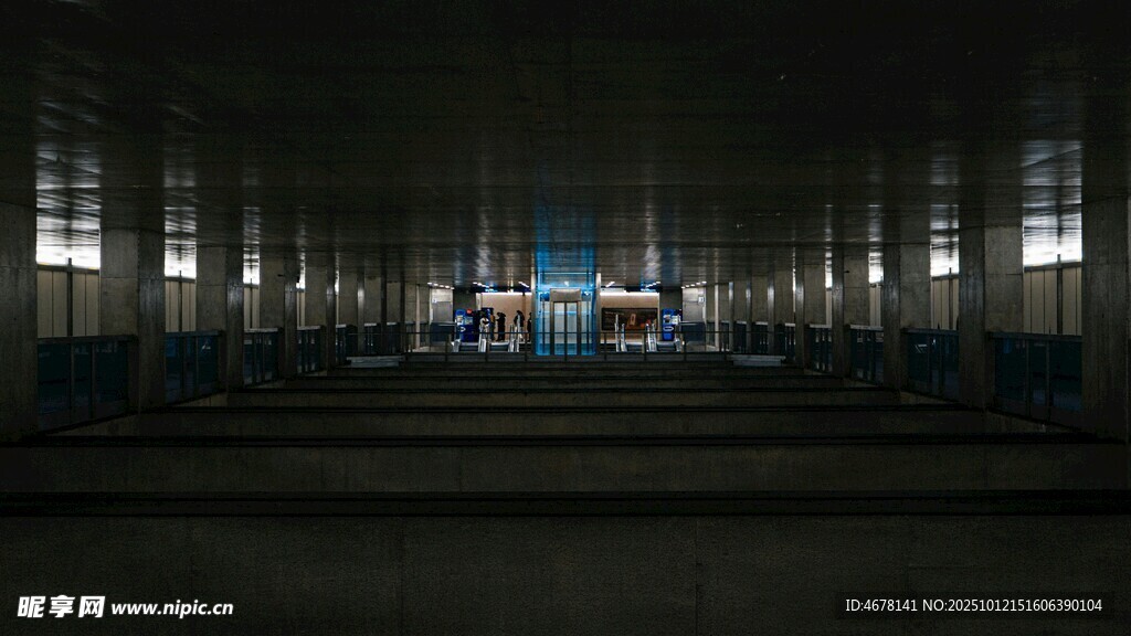 昏暗廠房內(nèi)景