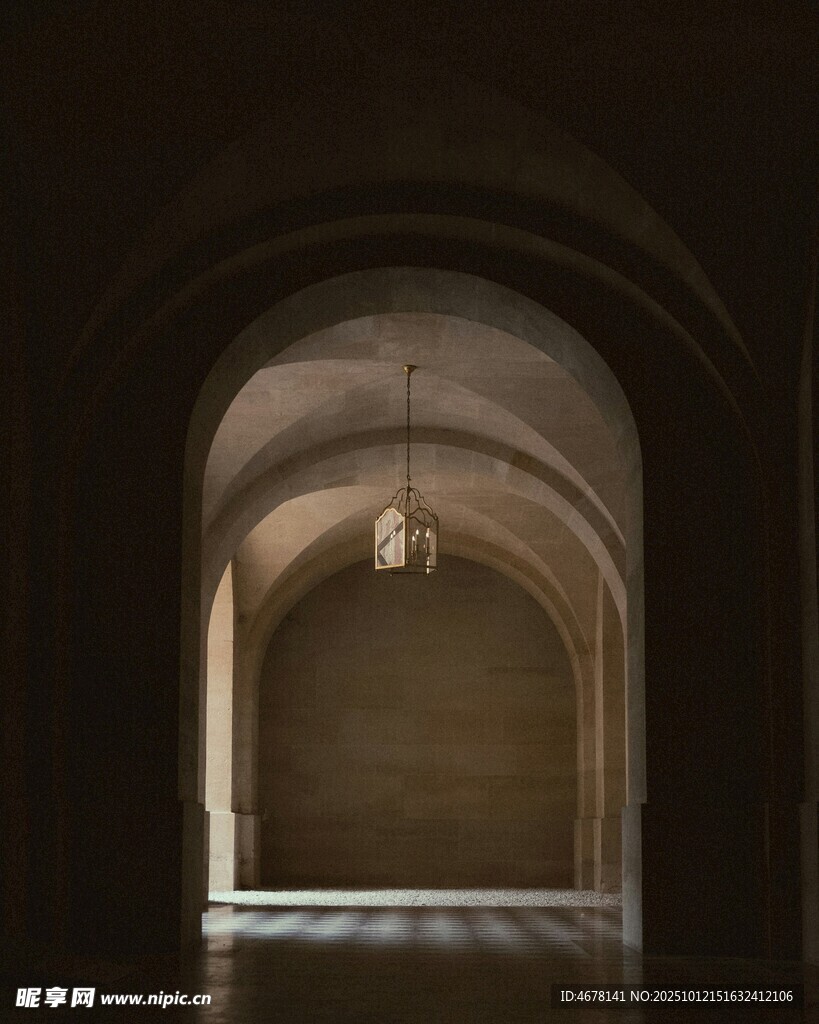 拱形通道內(nèi)的簡(jiǎn)約吊燈
