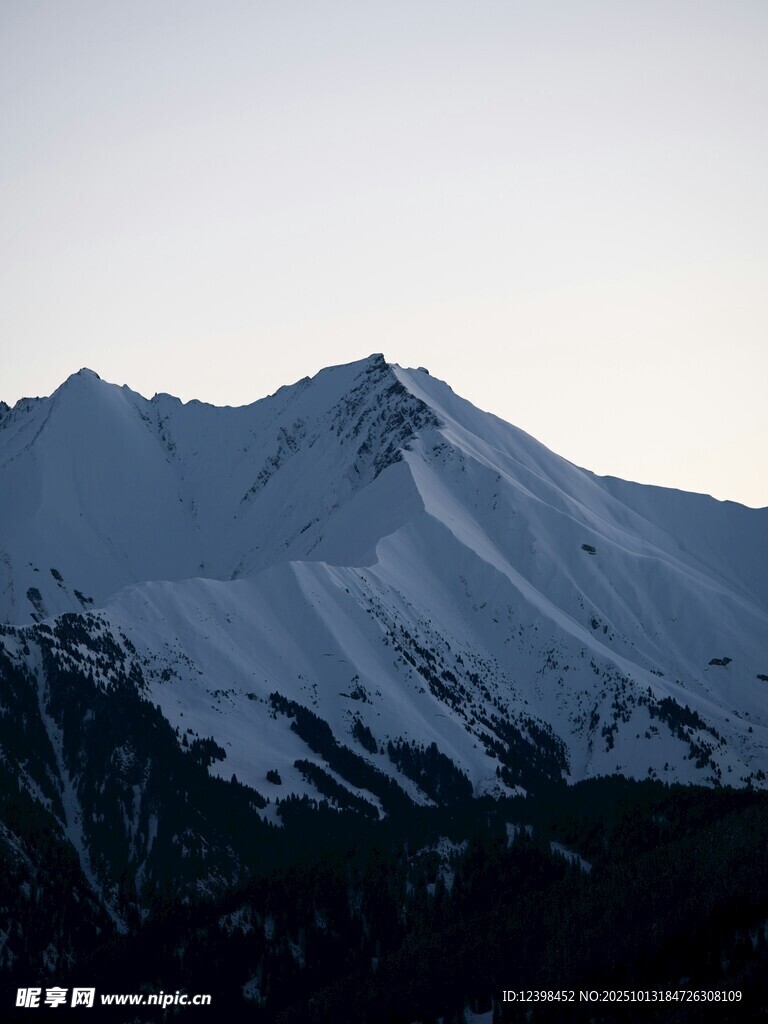 壯麗雪山景觀