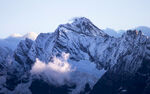 壯麗雪山云霧繚繞景觀