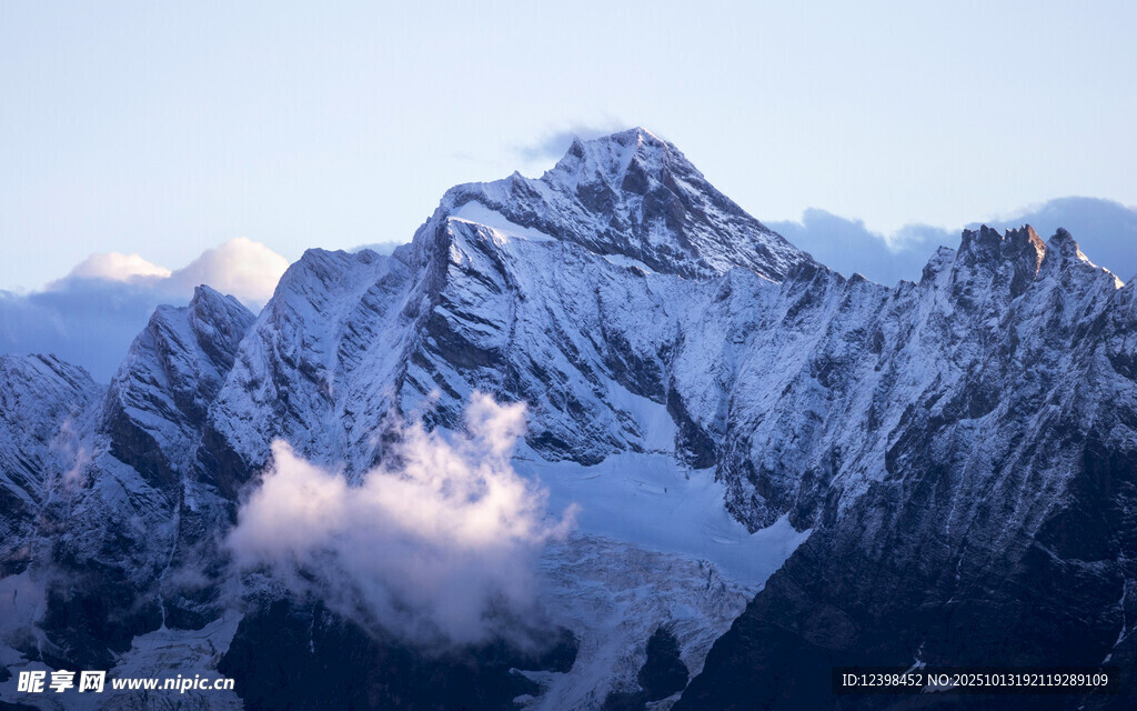 壯麗雪山云霧繚繞景觀
