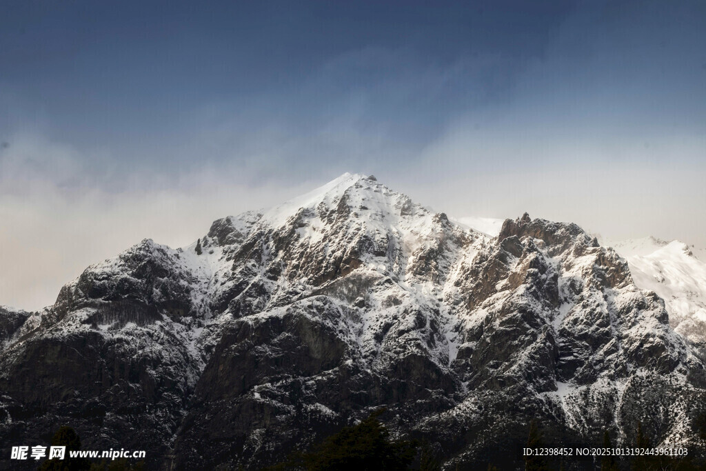 巍峨雪山壯麗景致