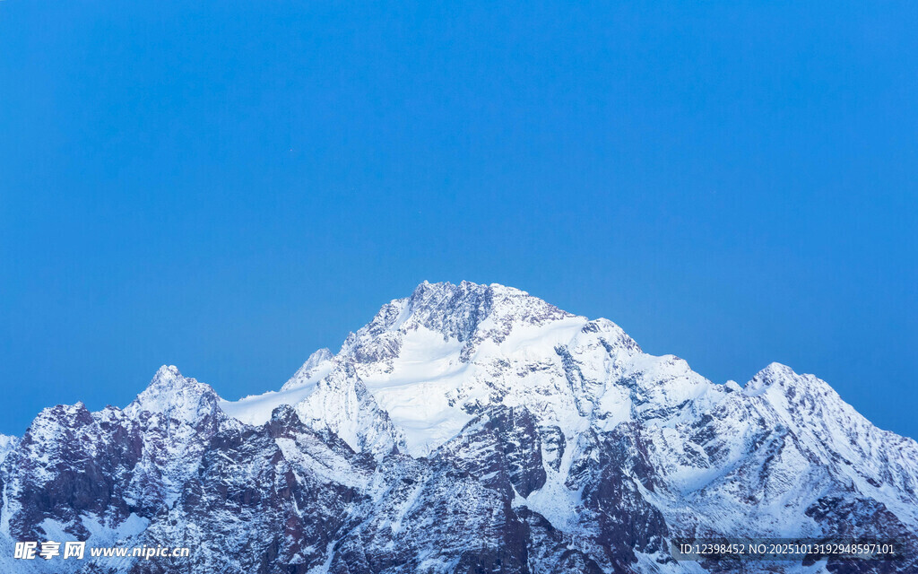 巍峨雪山