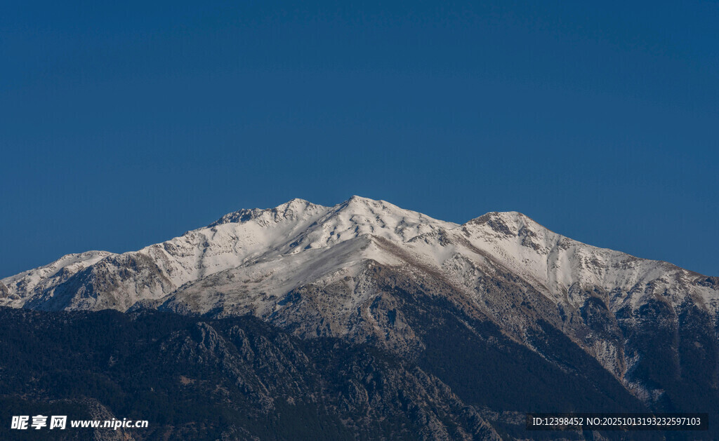 巍峨雪山