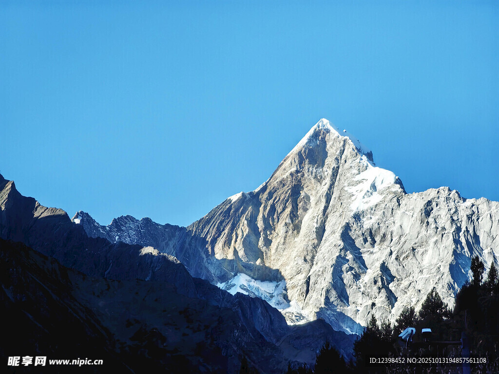 巍峨雪山