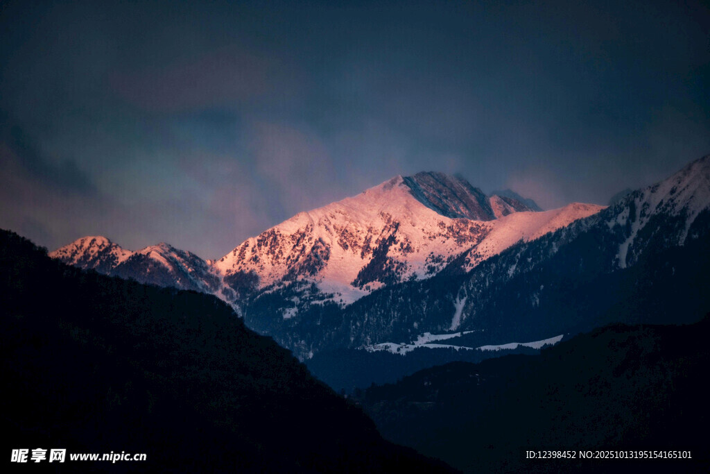 雪山壯麗日出景觀
