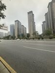 城市空曠道路與林立高樓