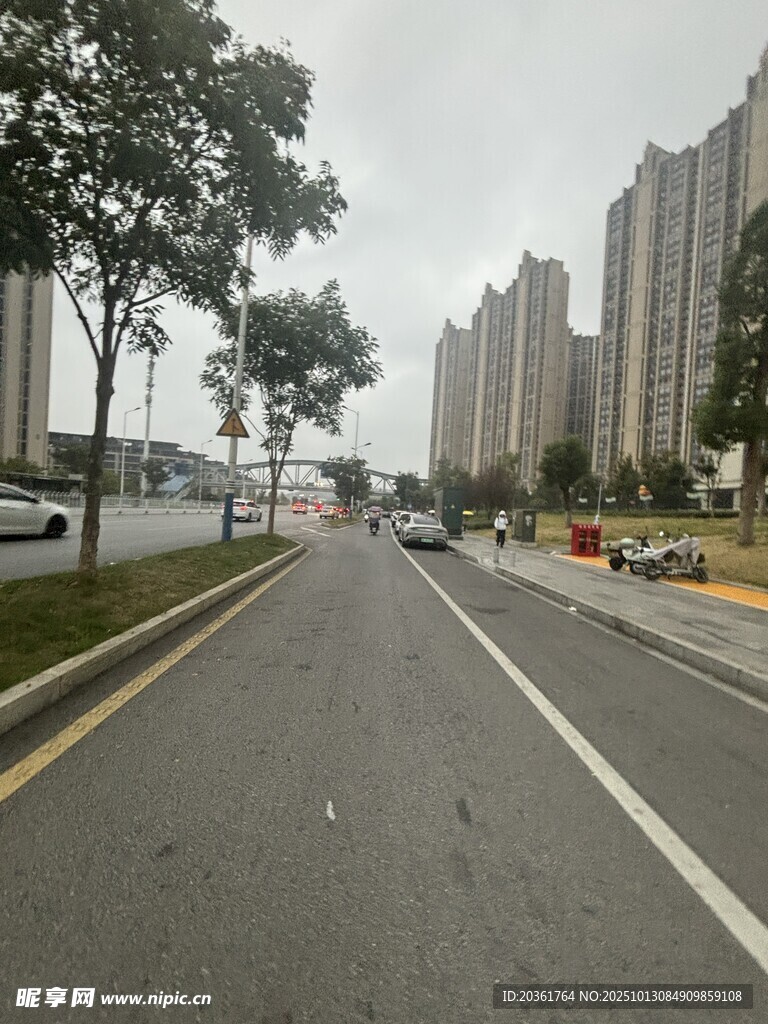 城市寬闊道路與林立高樓