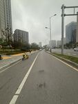 城市雨天空曠道路景象