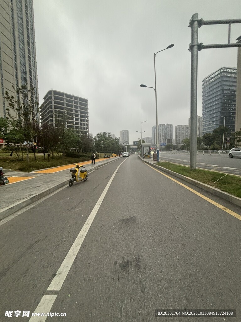 城市雨天空曠道路景象