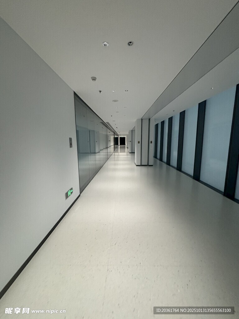 現(xiàn)代簡約風格空曠走廊