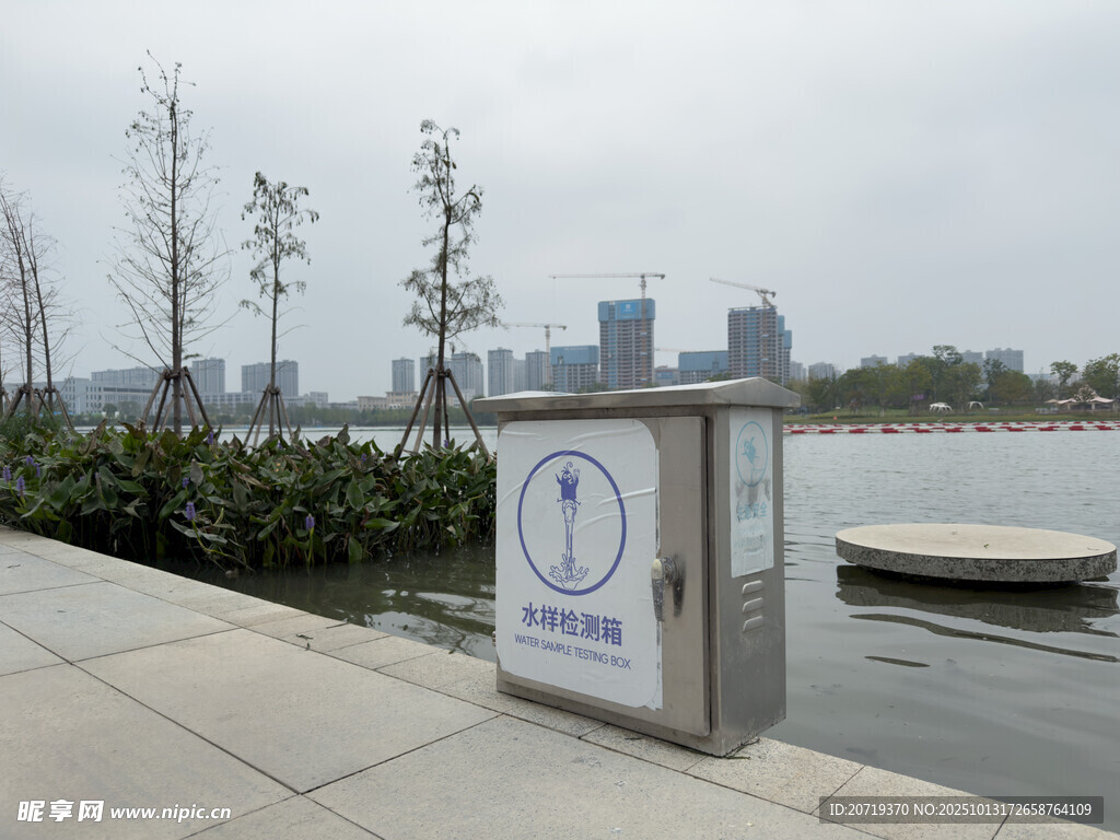 湖邊的水樣檢測箱