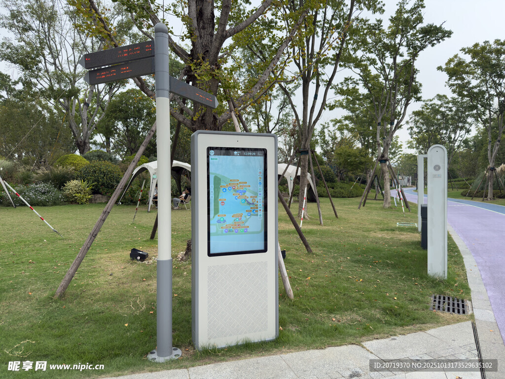 戶(hù)外公園中的信息指示牌