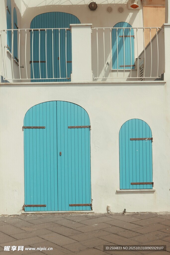 藍白相間的清新門窗建筑