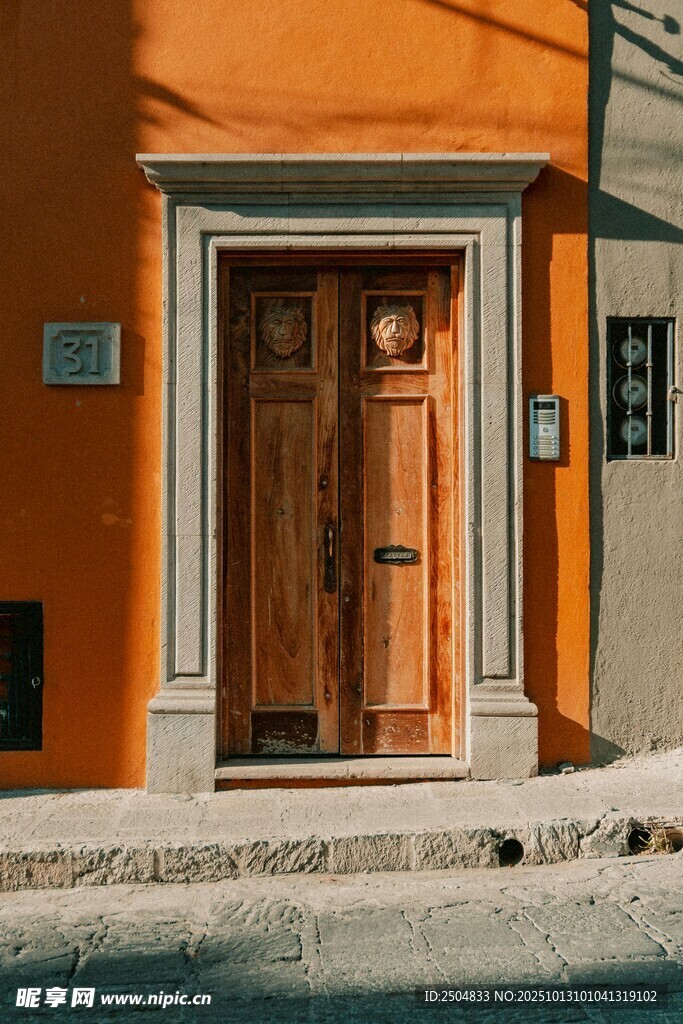 橙色建筑前的木質(zhì)雙開門