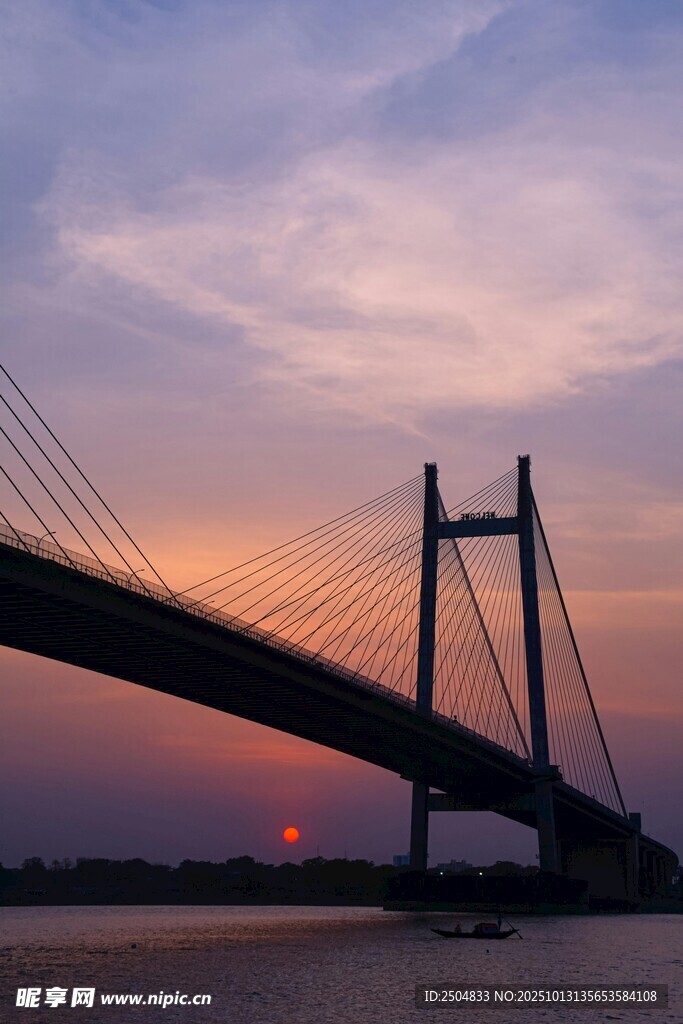 夕陽(yáng)下的宏偉橋梁