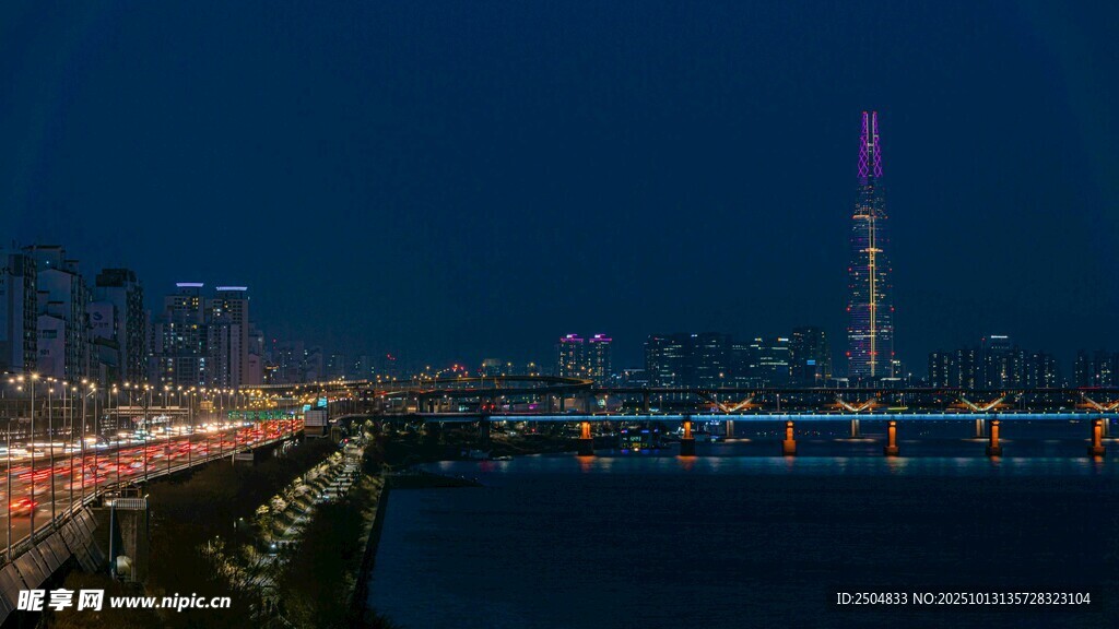 城市江畔夜景中的璀璨高塔