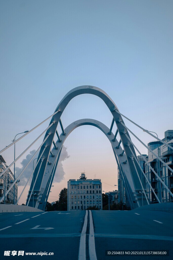現(xiàn)代拱形橋梁建筑景觀