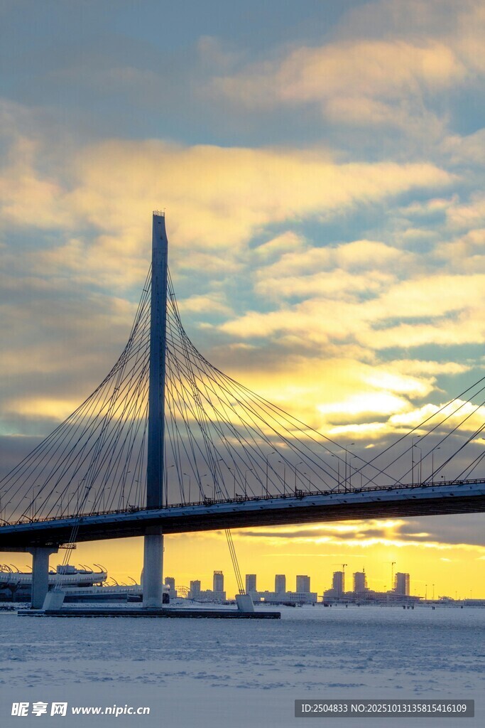 夕陽下的橋梁美景