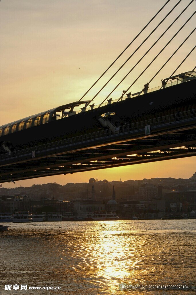 夕陽下的橋梁與波光水面
