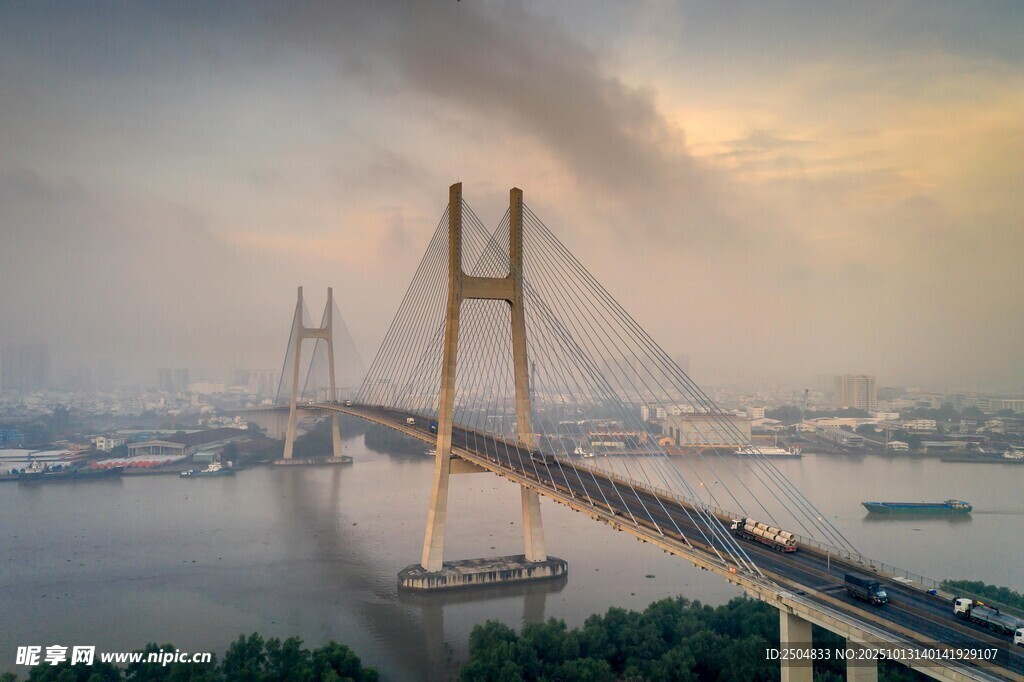 黃昏下的壯麗跨江大橋