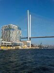河畔橋梁與現(xiàn)代建筑景觀