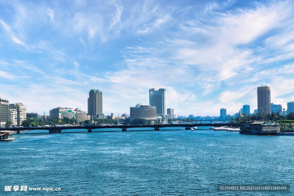 城市河畔風(fēng)光