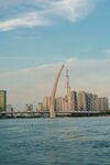 江邊城市建筑與起重機(jī)景觀