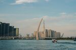 城市河畔風(fēng)光與航行小船
