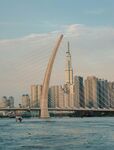 城市河畔現(xiàn)代橋梁與高樓