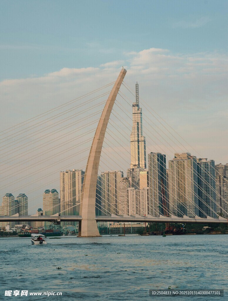 城市河畔現(xiàn)代橋梁與高樓