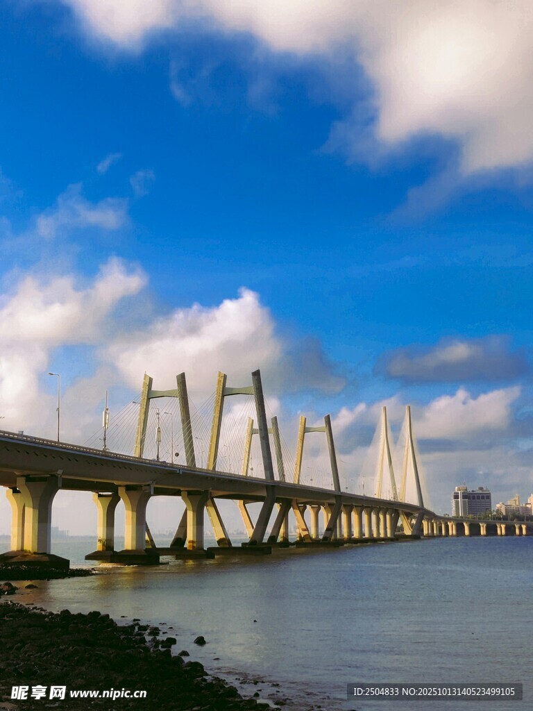 跨海大橋橫跨碧海藍(lán)天
