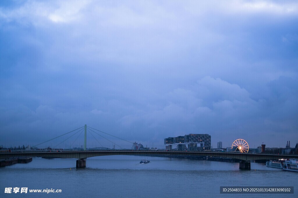 黃昏河畔橋景