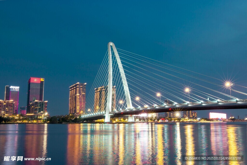 城市夜景中的璀璨橋梁
